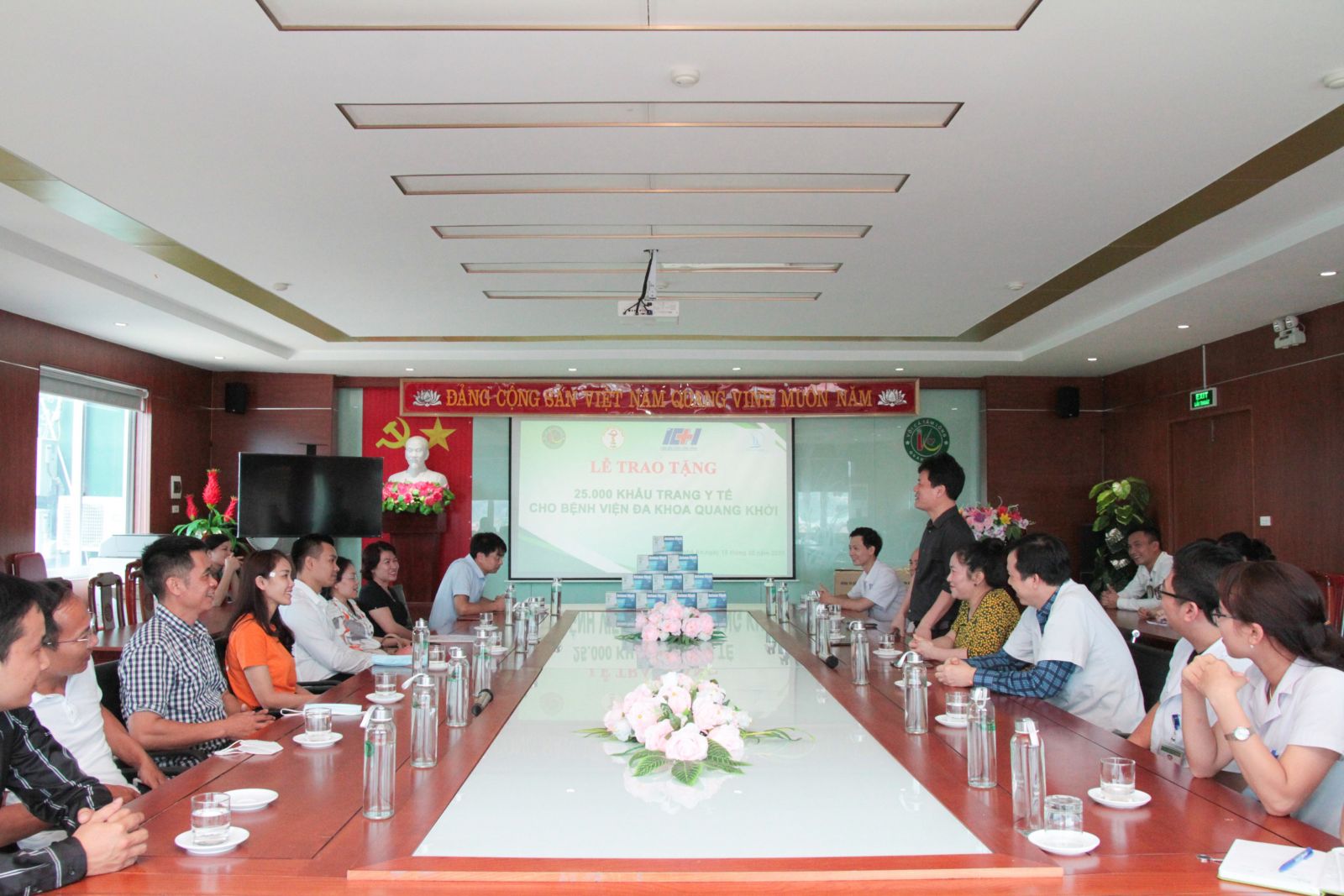 Tiếp nhận khẩu trang y tế, tăng cường phòng chống dịch Covid 19