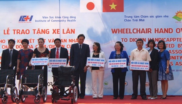 Cựu Thủ tướng Nhật Bản trao tặng xe lăn cho trẻ khuyết tật và nạn nhân da cam/dioxin 2015